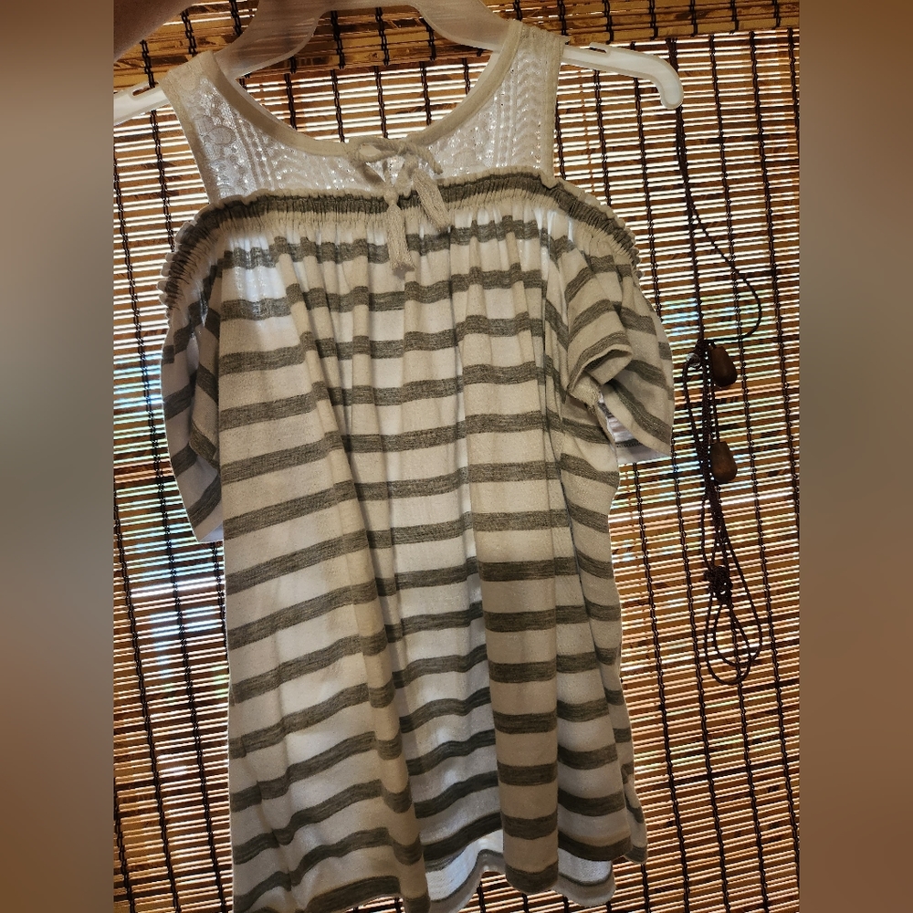 Pretty off shoulder striped floral lace shirt